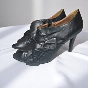 Corso Como Woman Sz‎ 8 Peep Toe Booties Bow Detail Leather Black 3" Heels Brazil